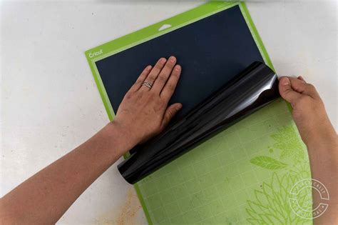 transferring vinyl from cricut mat